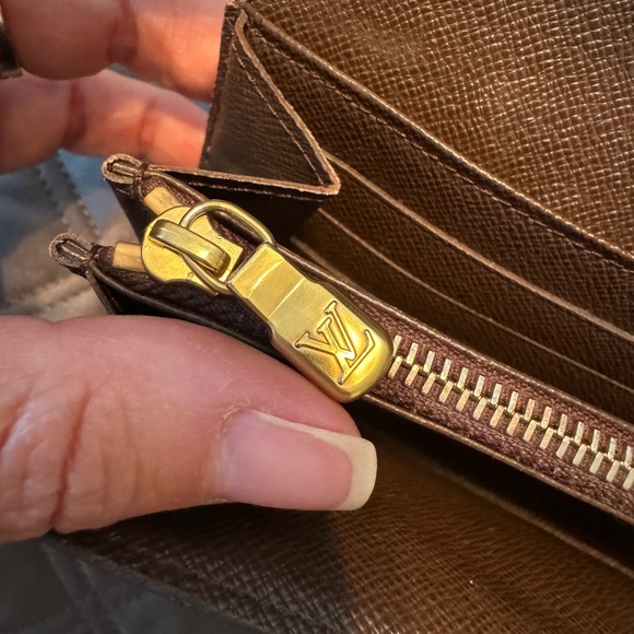 EUC Louis Vuitton Damier Ebene Sarah Wallet - Picture 4 of 12